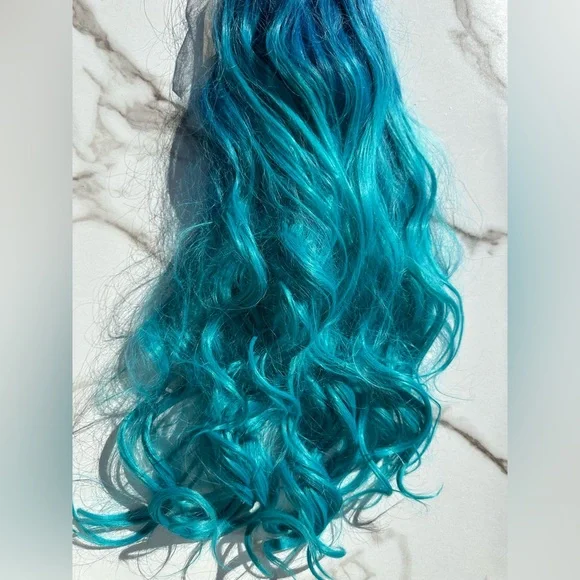 Dual Blue tone Wig (perfect for Frozen or Mermaid). 24”+ - Picture 3 of 12